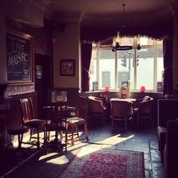 坐在酒吧里吃蛋糕